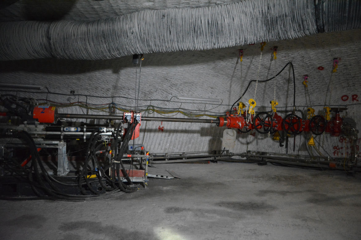 Rund 850 Meter unter der Tagesoberfläche wird mit besonderer Bohrtechnik das Anbohren der Einlagerungskammer 12 erprobt. 