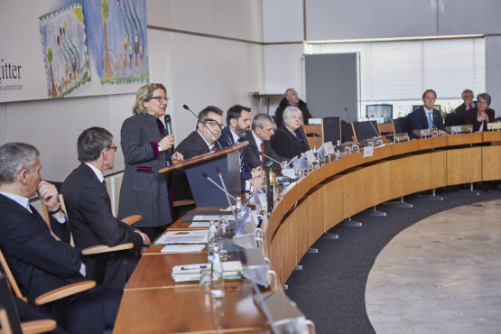 Eine Gruppe von Personen im Ratssaal der Stadt Salzgitter, darunter Bundesumweltministerin Svenja Schulze